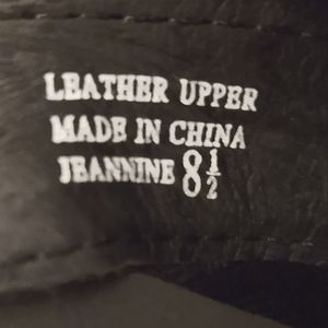 Yellow box sandals size 8 1/2 leather upper with beading very comfortable sandal